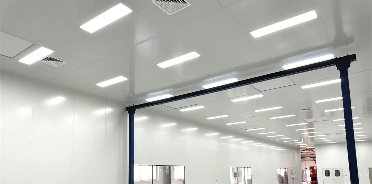 Large ISO Class 5 semiconductor cleanroom with a full grid ceiling, flush lighting and sealed wall panels