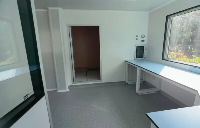 Modular clean lab interior with cleanable workbench and controlled clean zone layout