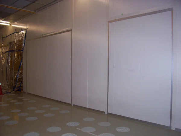 Wonclean real project photo of a cleanroom partition wall with smooth panels, sealed vertical joints and floor return air points