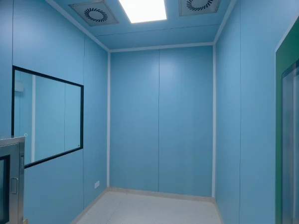 Wonclean real project photo of a small cleanroom interior with ceiling diffusers, smooth wall panels and inspection window